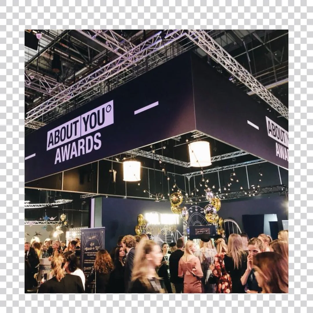 ABOUT YOU Awards: Bühnenrahmen mit Markenschriftzug über den Gästen