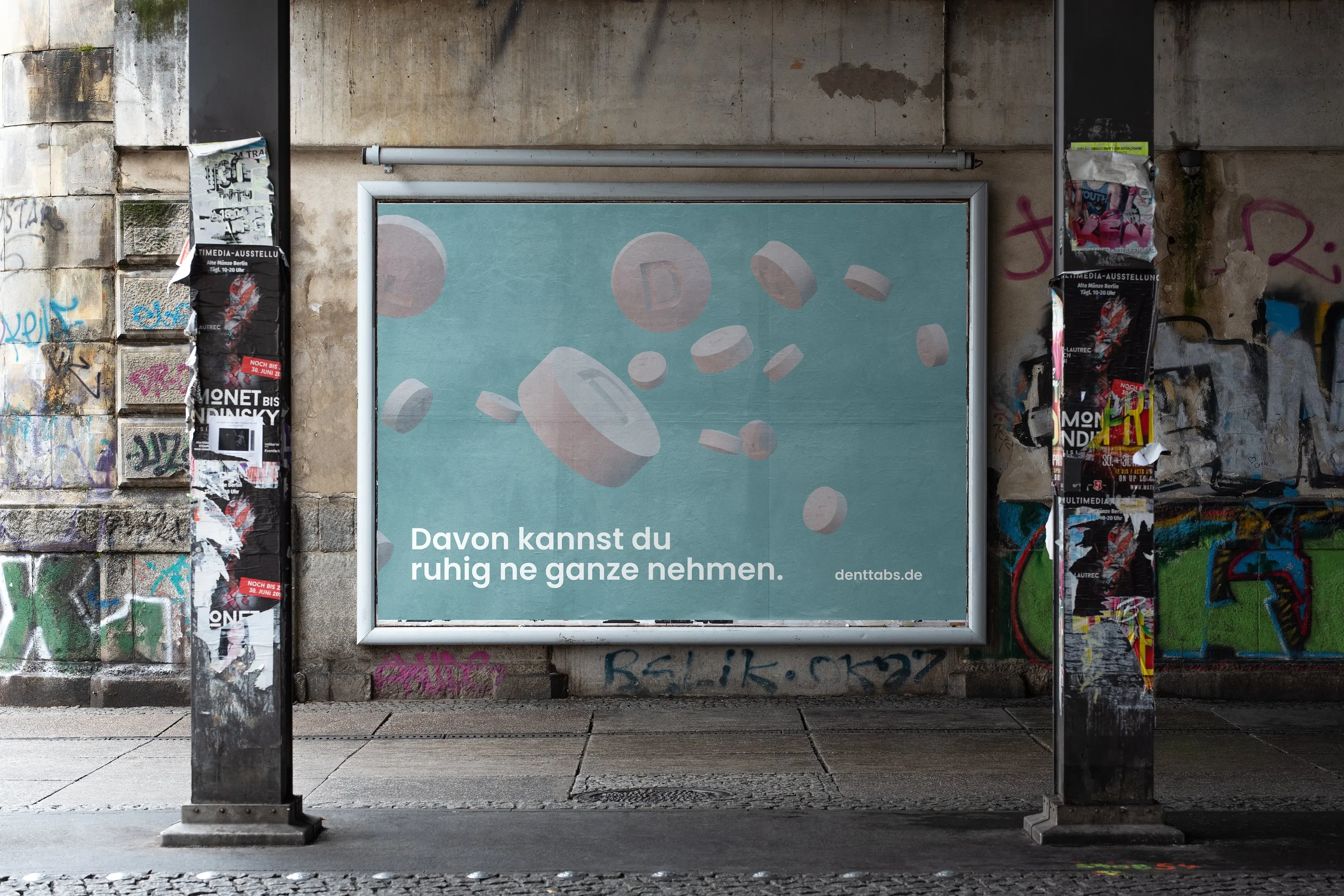 Denttabs-Plakat an einer Bushaltestelle: „Davon kannst du ruhig ne ganze nehmen.“