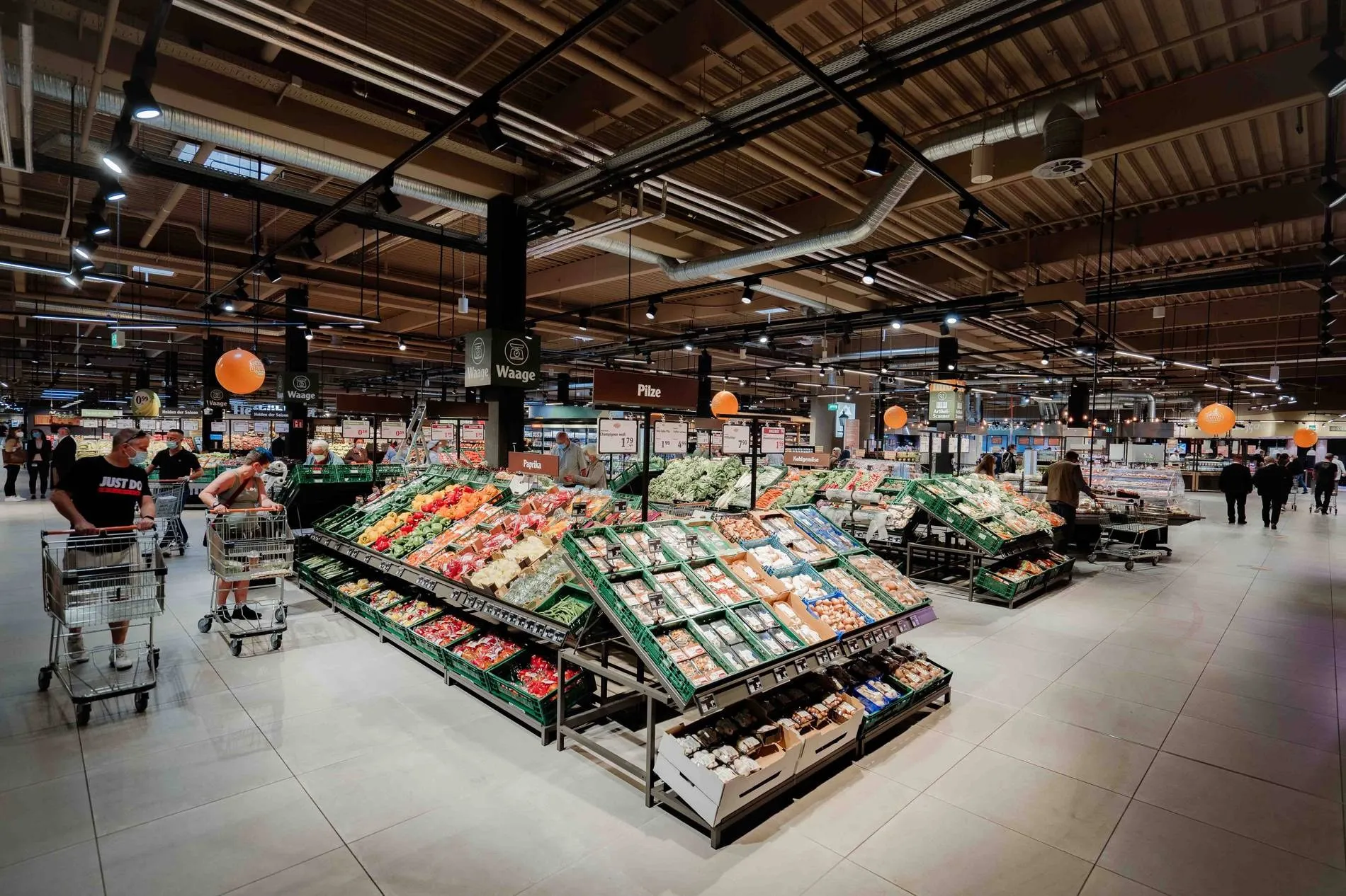 Globus-Verbrauchermarkt, Obst- und Gemüseabteilung unter einer Holzdecke