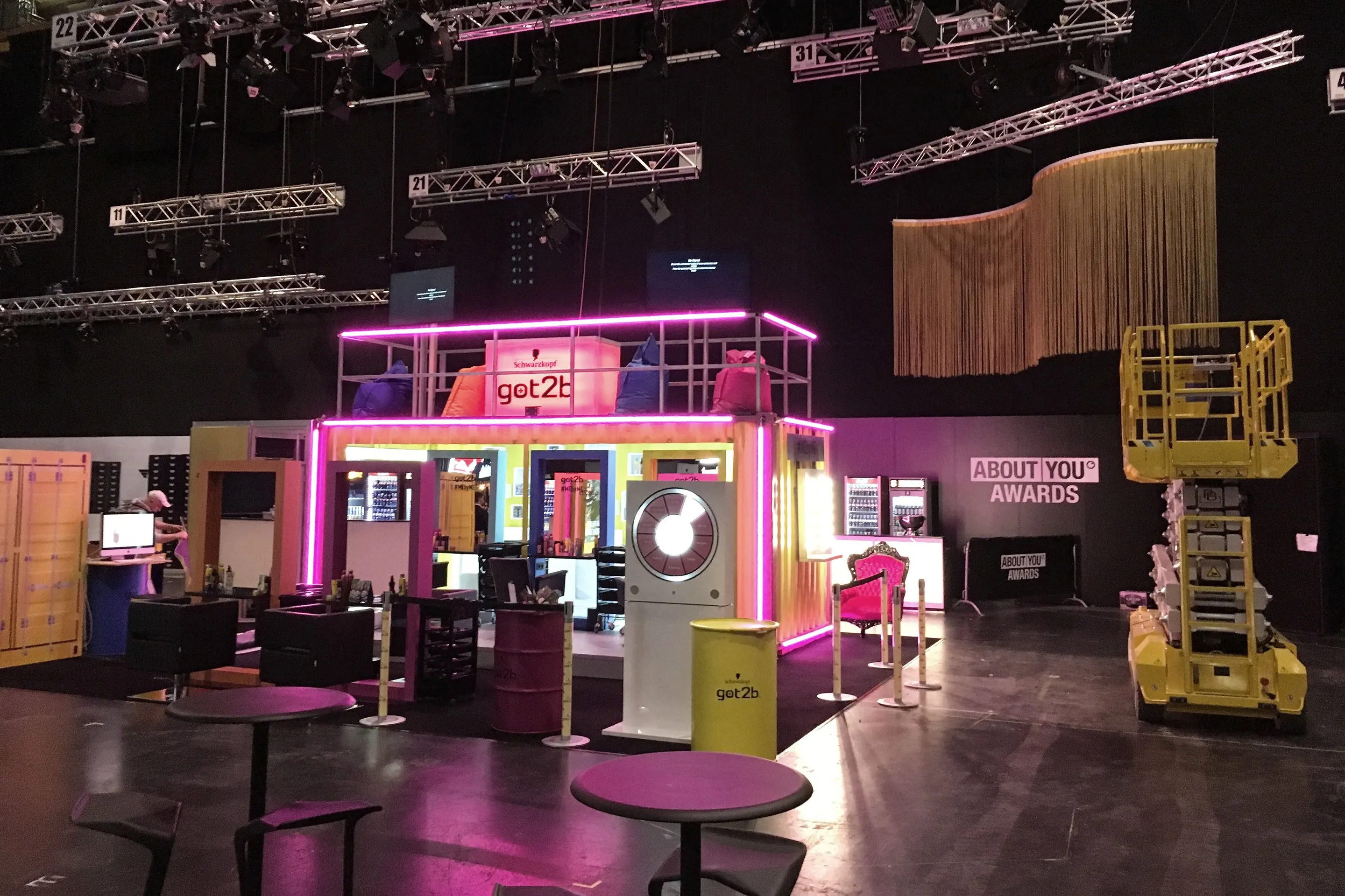 Messestand in Neonlicht