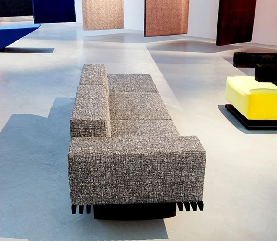 Sofa zwischen Farbflächen und Podesten in einem Ausstellungsraum