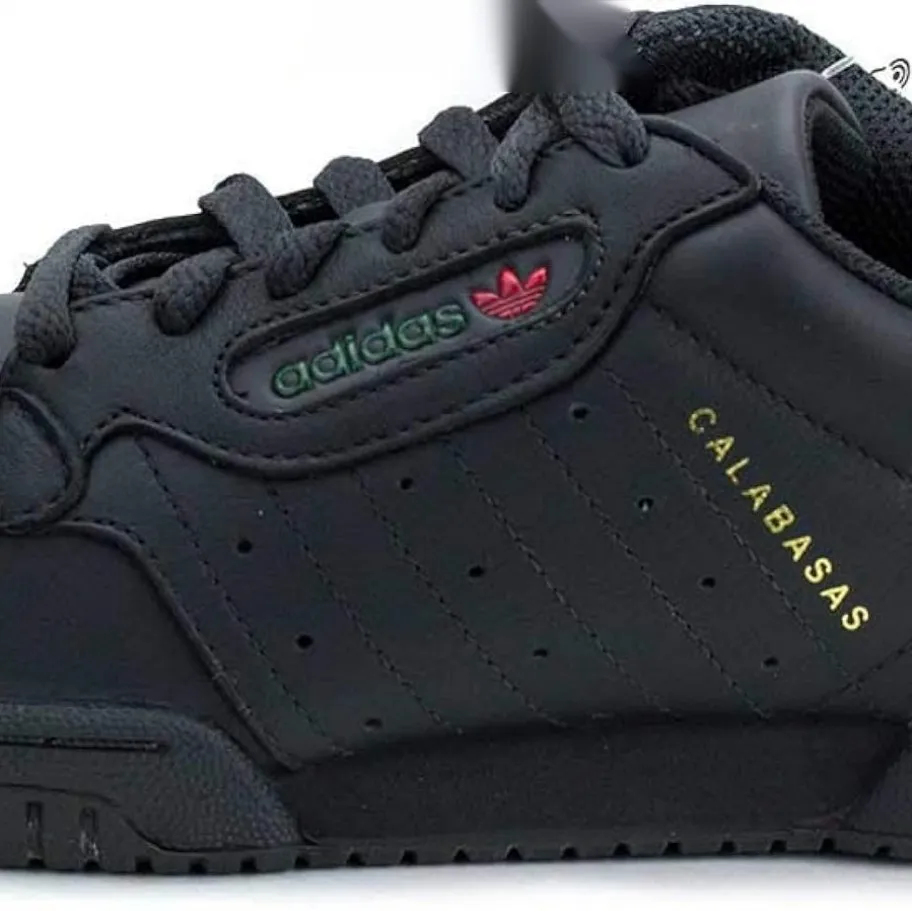 Schwarzer adidas-Sneaker, seitlich, mit dem Wort „CALABASAS“ in Gold auf dem Seitenteil