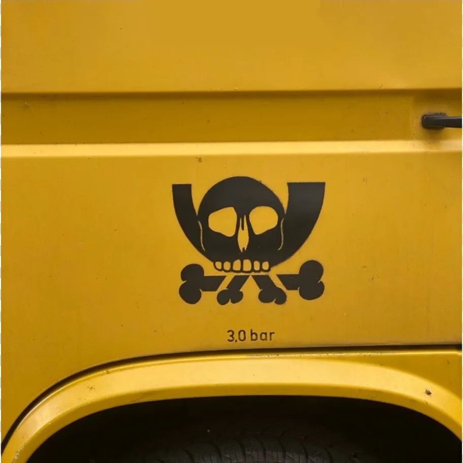 Posthorn, zum Totenkopf verschoben