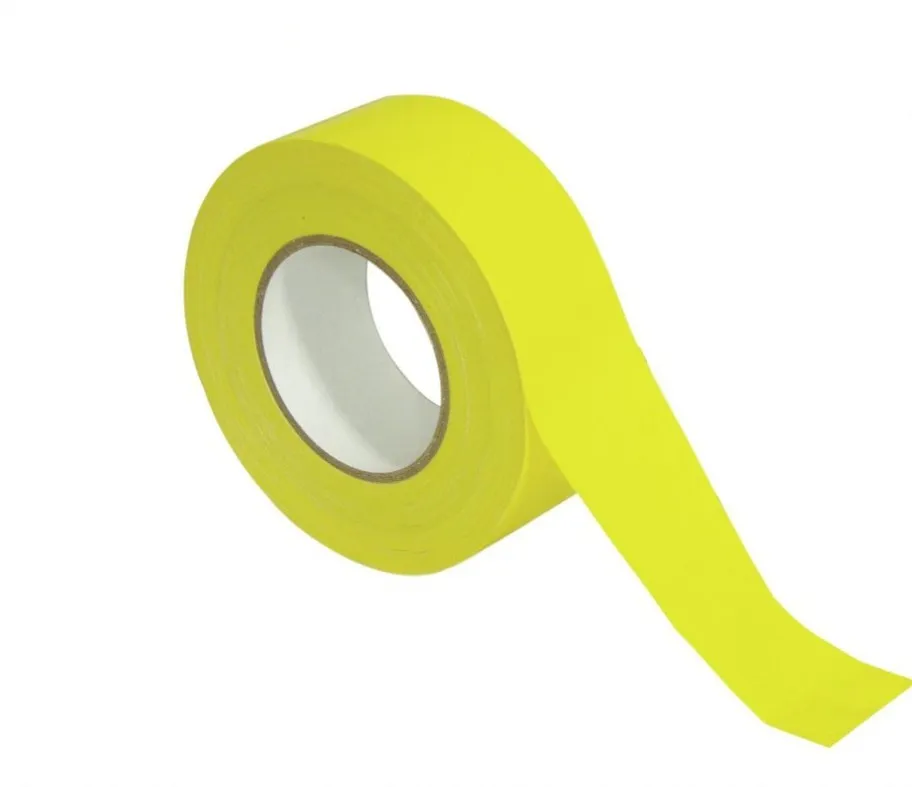 Rolle neongelbes Klebeband, freigestellt auf Weiß