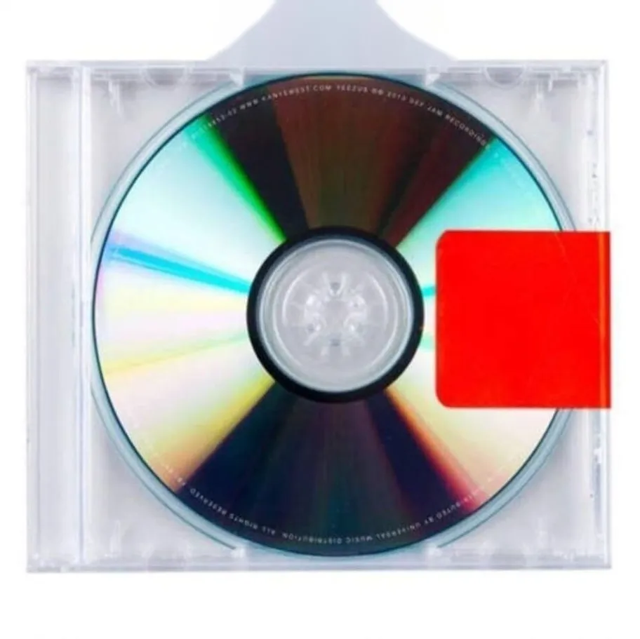 CD in einer durchsichtigen Hülle, verschlossen mit einem Streifen rotem Klebeband